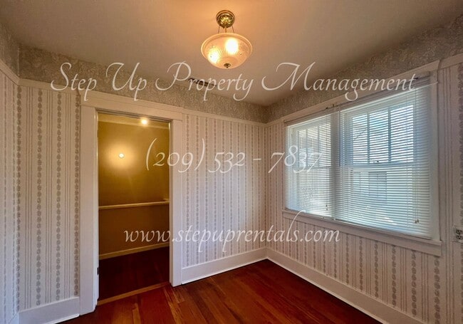 Building Photo - Beautiful 1920's 3 Bed 1 Bath Home Within ...