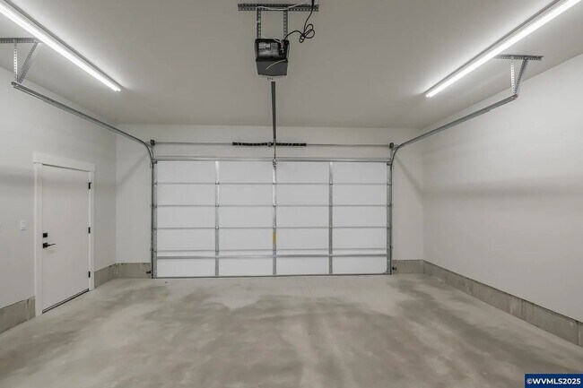 Building Photo - 4 Bedroom 2 Bath House