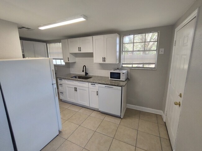 Building Photo - 3010 E Idlewild Ave