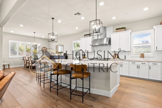 Building Photo - STUNNING Single Story Home with a Resort Style Backyard!