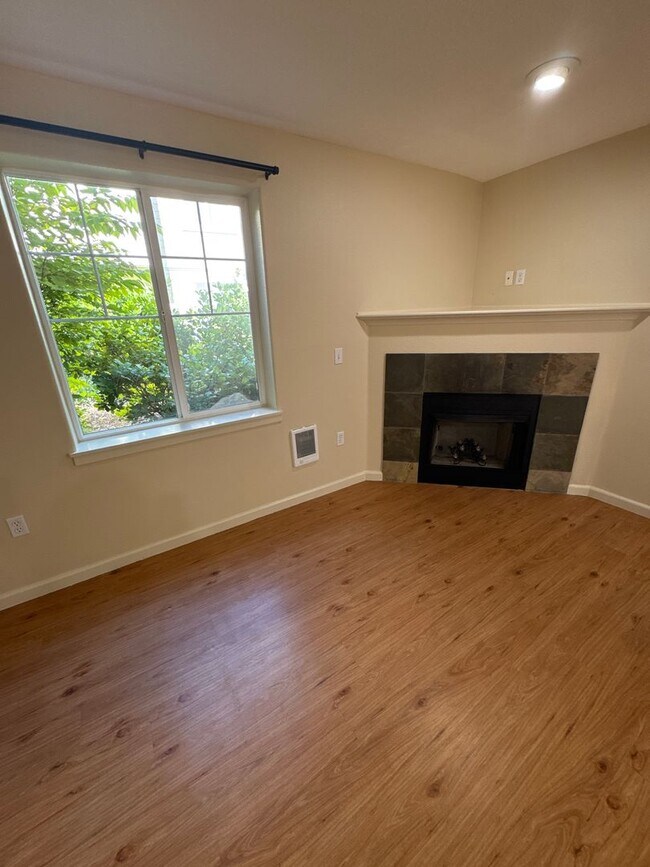Building Photo - Beautiful 1 Bedroom 1 Bath Condo Located i...