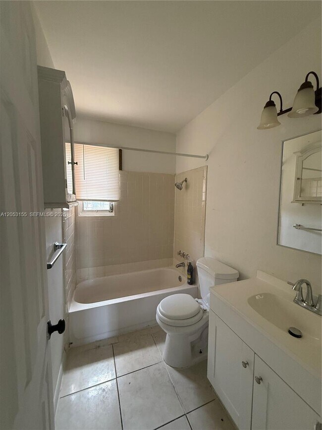 Building Photo - 708 N 20th Ct