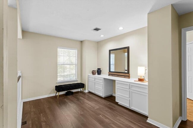 Building Photo - 10116 Pinehurst Dr