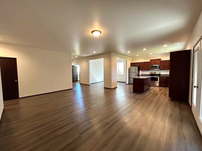 Building Photo - Beautiful Home with Quartz Countertops!