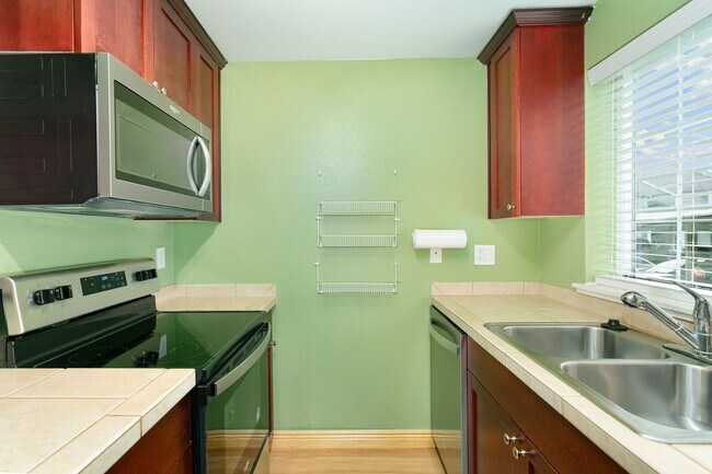 Building Photo - Cozy 2 bedroom, 2 bathroom condo- Federal Way Area