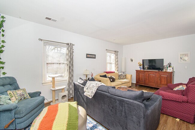 Building Photo - Charming 3 Bed 3.5 Bath Townhome