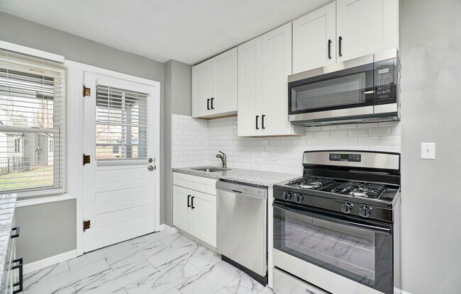 Building Photo - 8601 Belhaven Dr