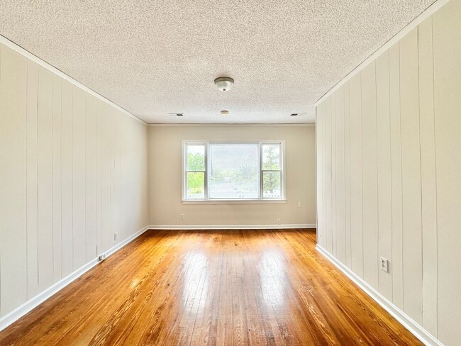 Building Photo - Adorable 2 Bedroom - Upstairs Unit Convenient to Downtown Greensboro & UNCG!