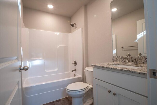 Building Photo - 704 N Honey Locust Bnd