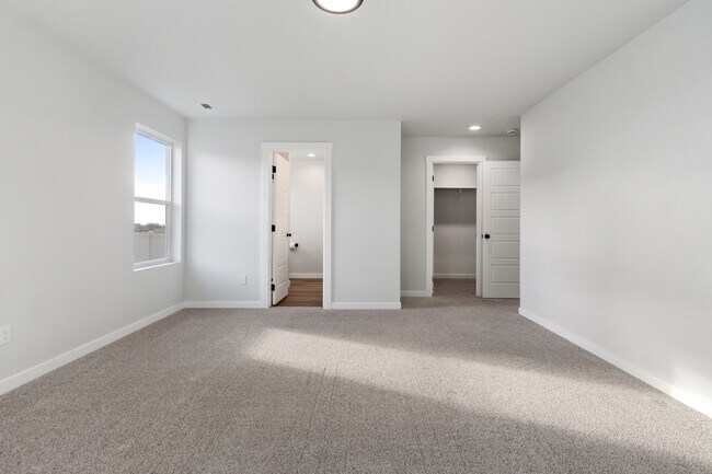 Building Photo - 3117 S Old Farm Ave