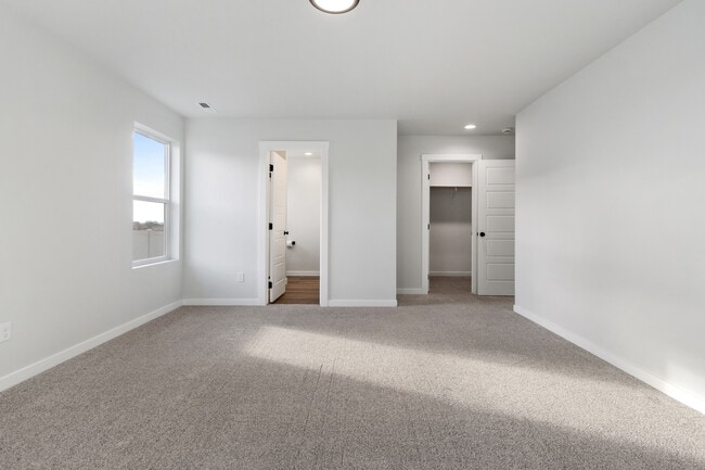 Building Photo - 7113 S Old Farm Ave