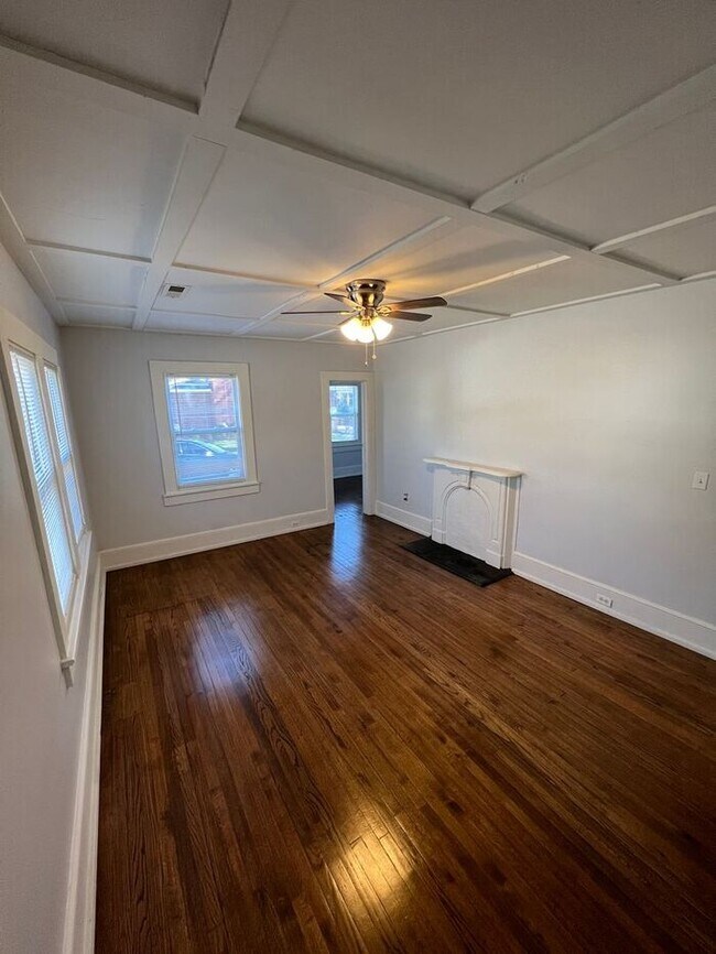 Building Photo - Remodeled spacious home in great location!