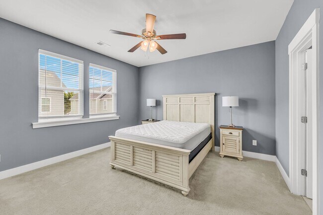 Building Photo - Charming Partially Furnished 3BR/2.5BA Home in the Heart of Park Circle — Available for Quick Mov...