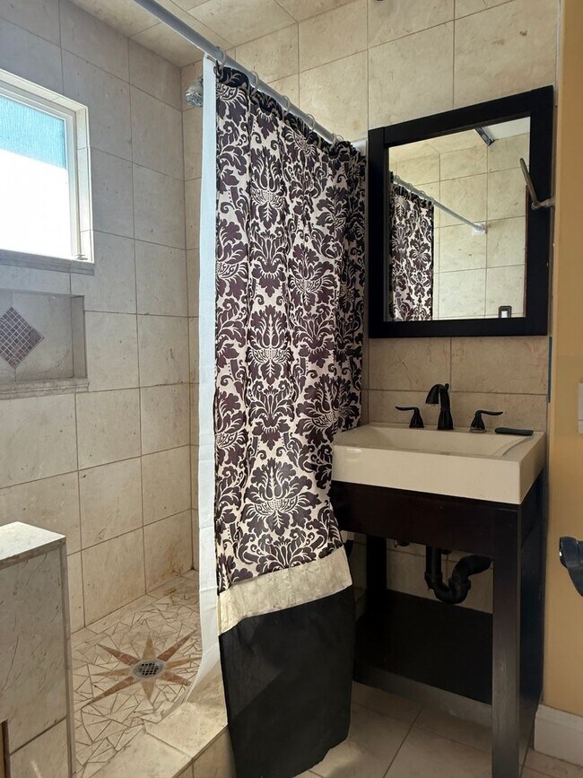 Building Photo - Single Family Home, 4 Bedroom 2 Bath Home ...