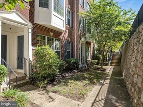 Building Photo - 2263 Kew Gardens Dr