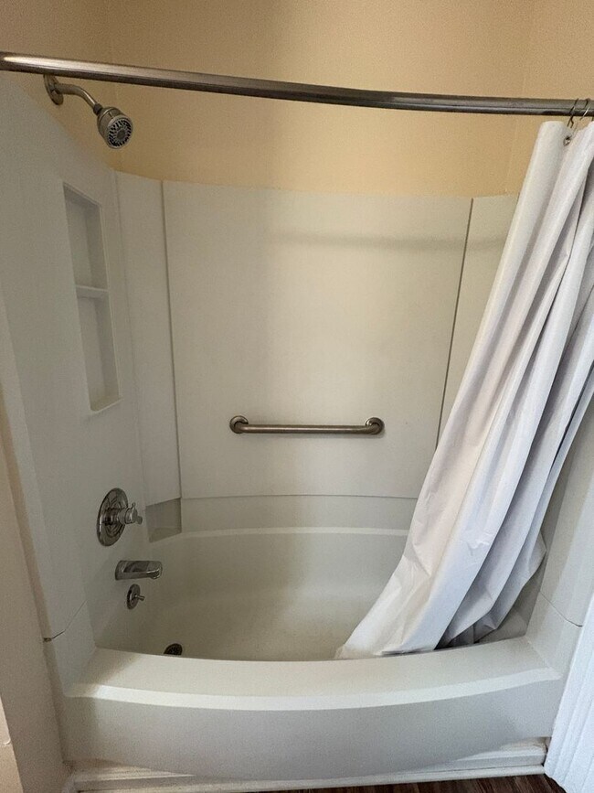 Building Photo - Apartment located inside beautiful historcal home in Lynchburg!