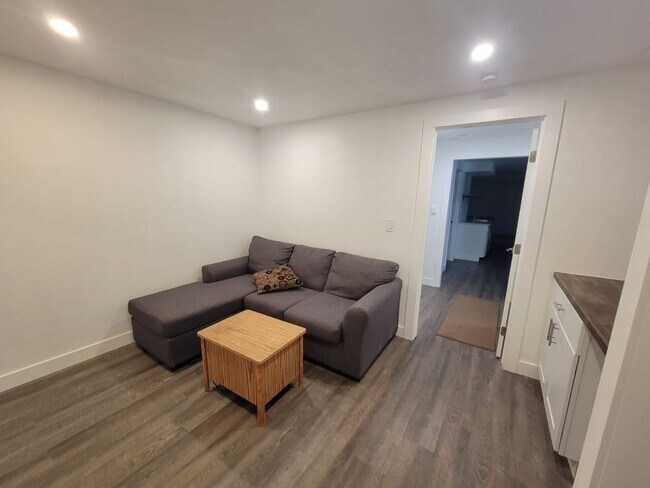 Building Photo - Spacious 4-bedroom + study home; Includes Hot tub and Pool Table - Avail. Now!