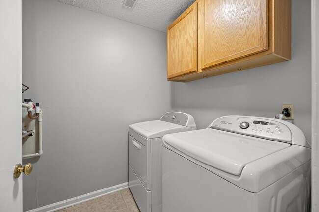 Building Photo - 2505 Stockbridge Dr