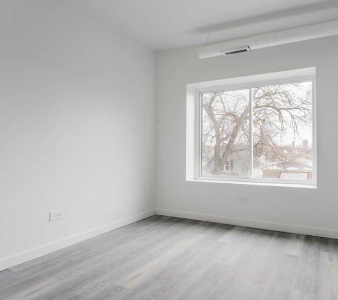 Building Photo - 1704 W Glenlake Ave