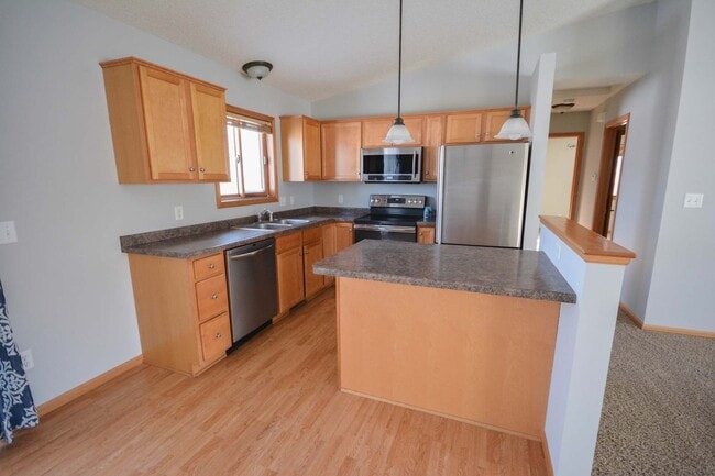 Building Photo - Move-In Ready4 BR with Large Yard!
