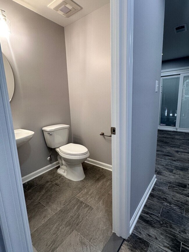 Building Photo - Renovated Kingstowne Townhouse | 3 Beds, 2...