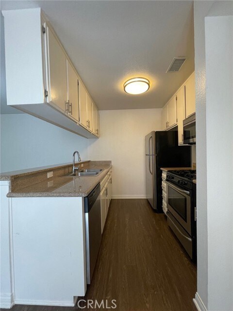 Building Photo - 5400 Radford Ave