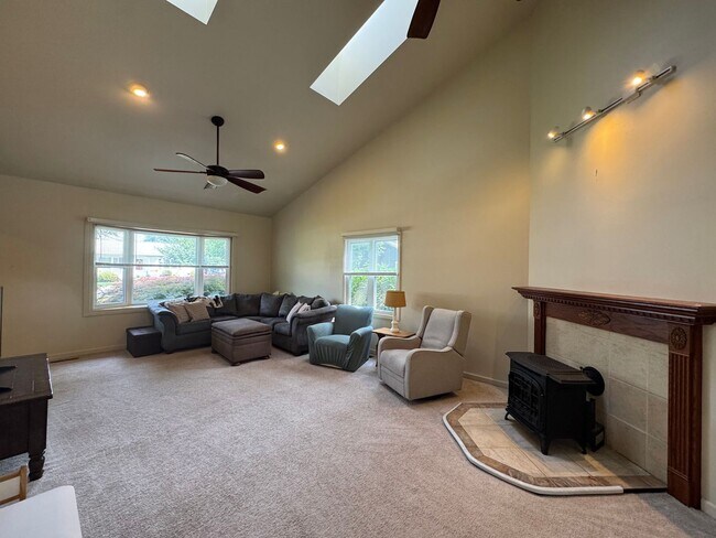 Building Photo - Beautiful 3 Bed 2.5 Bath Single Family Hom...
