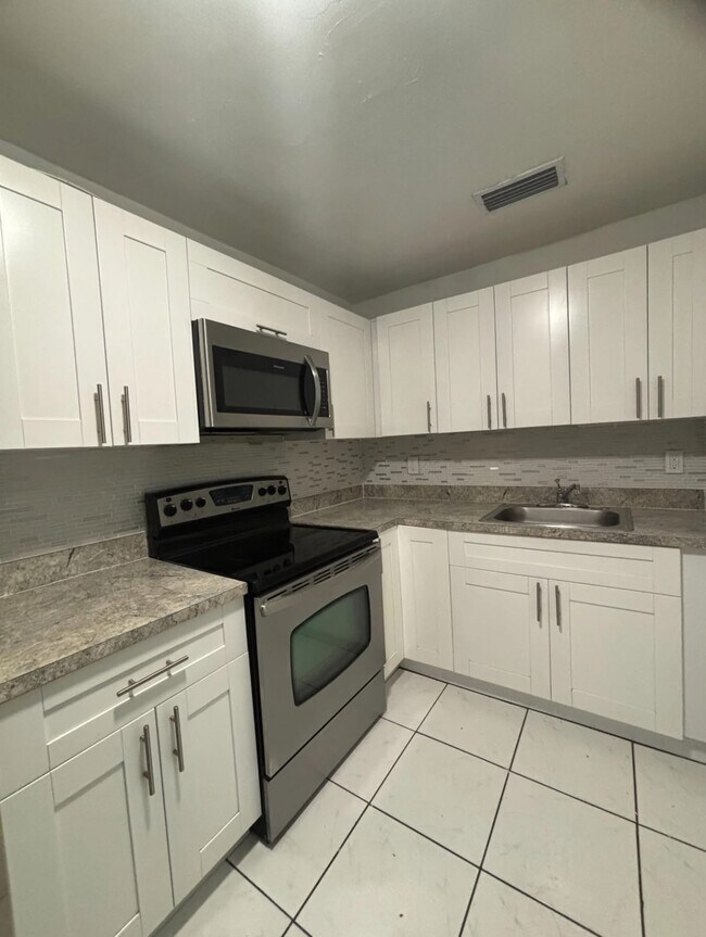 Building Photo - 114 SW 7th Ave