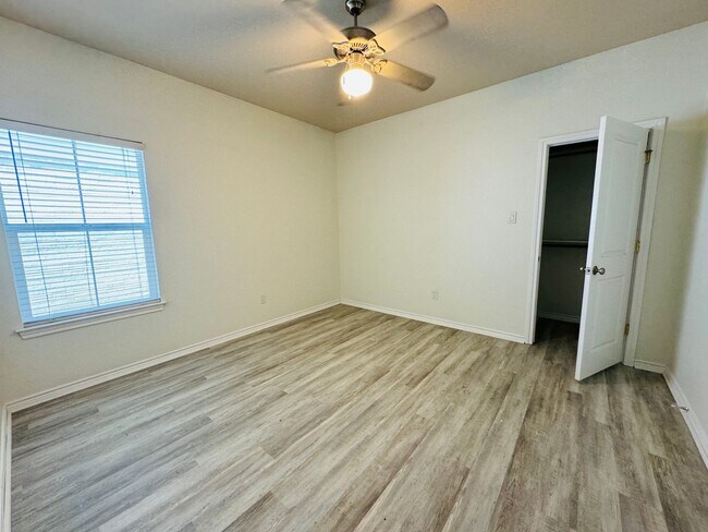 Building Photo - 2705 Sandage Ave