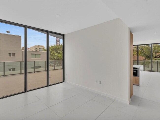 Building Photo - 9901 W Bay Harbor Dr