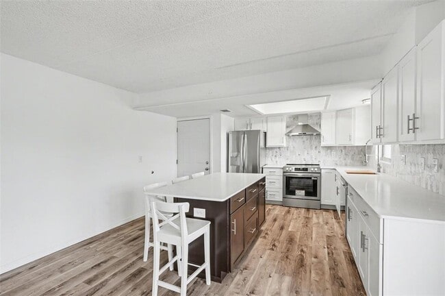 Building Photo - 8828 Bay Pointe Dr