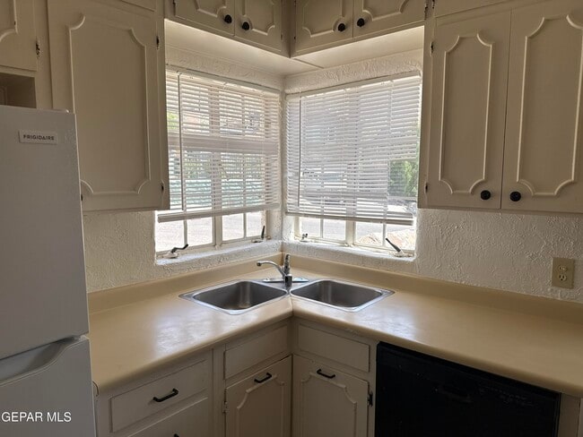 Building Photo - 1222 Mesita Dr