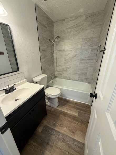 Building Photo - 652 Sue Ann Ln