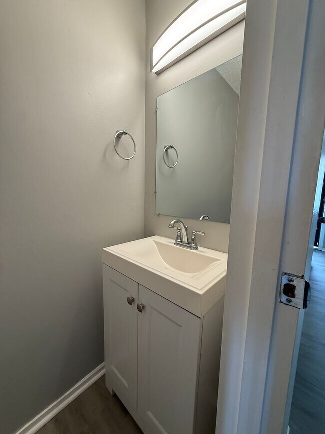 Building Photo - Cute and Convenient  South Nashville Townhouse near BNA and Woodbine - Renovated
