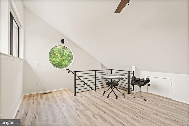 Building Photo - 2120 S Bay Ln
