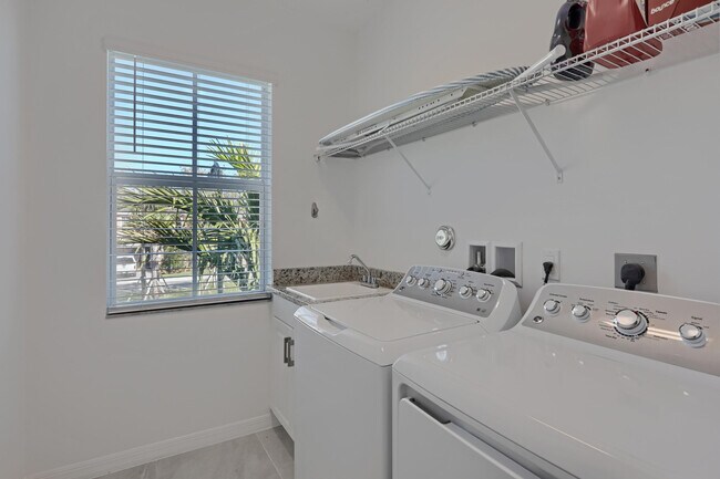 Building Photo - 12937 Trevi Isle