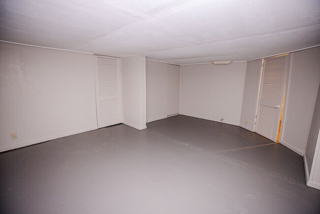 Building Photo - Beautiful three bedroom spacious house wit...