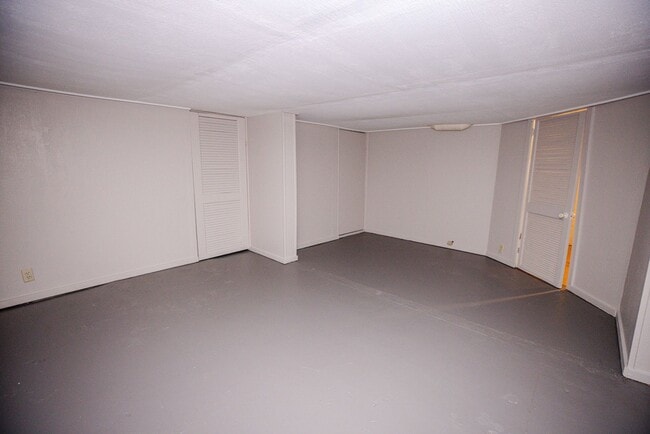 Building Photo - Beautiful three bedroom spacious house with tons of storage and finished basement.