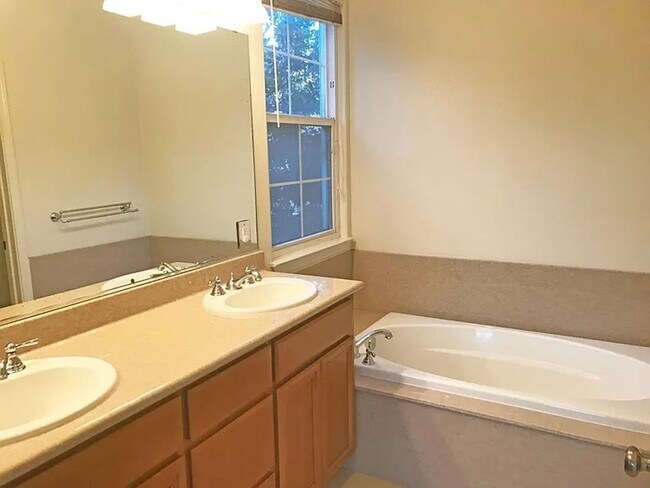 Building Photo - PEACEFUL & CONVENIENT TOWNHOME INCLUDES TW...