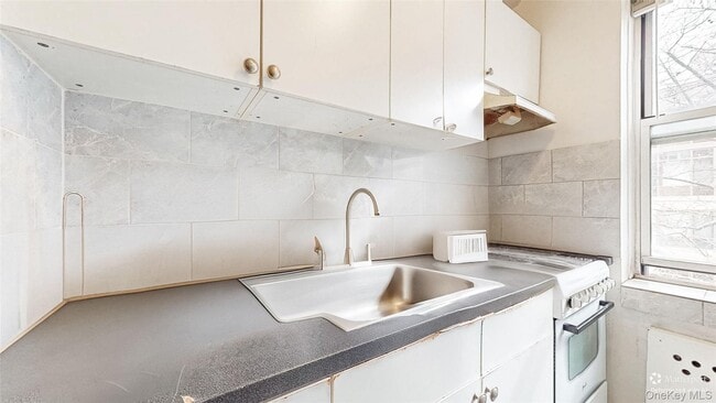 Building Photo - 105-25 64th Ave