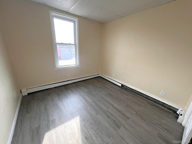 Building Photo - 824 Main St