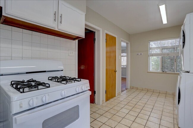 Building Photo - Spacious Sunnyside Bungalow, Finished Base...