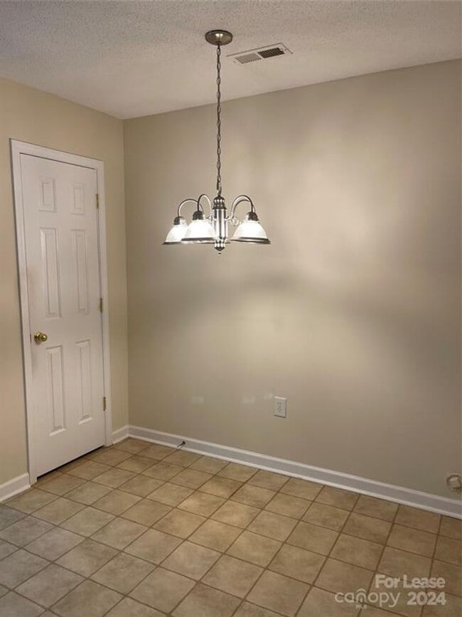 Building Photo - Spacious 2BR 2BA Townhome In Prime Location!
