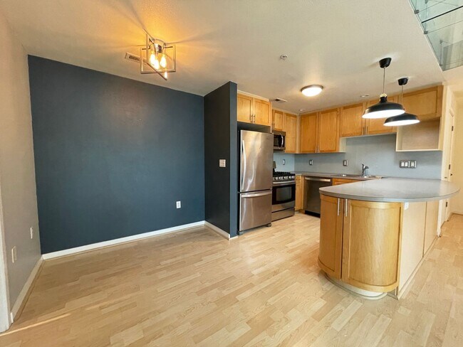 Building Photo - Fantastic Condo in NW Portland with Washer...