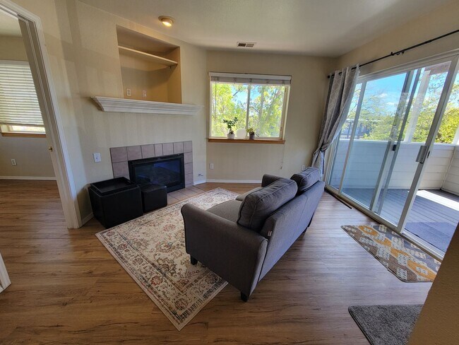 Building Photo - Adorable and Sunny One Bedroom Apartment near CU in Central Boulder