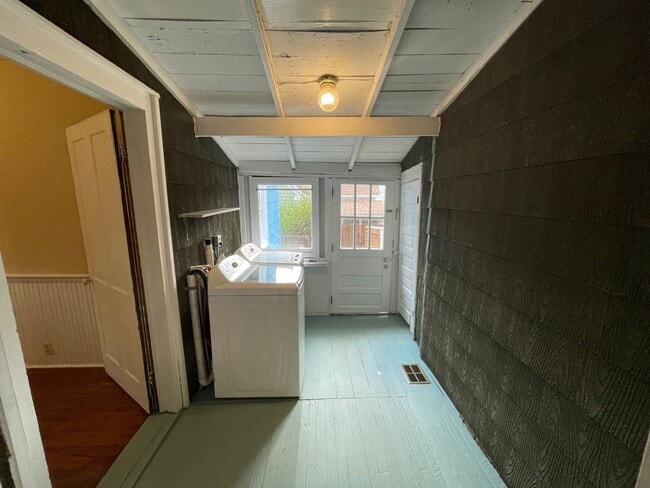 Building Photo - ** FALL PRELEASING*** | Charming Boulevard House with Fresh Updates