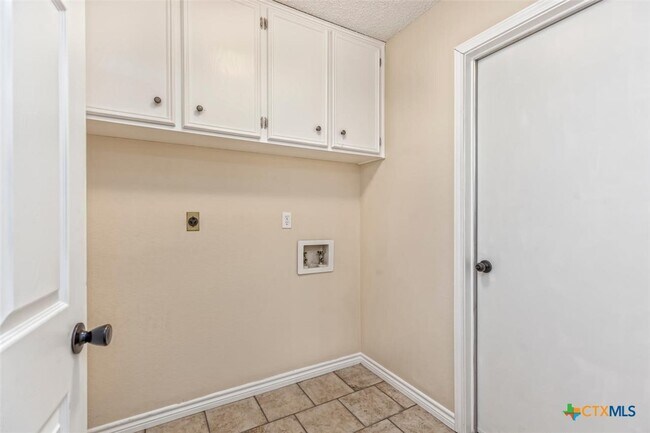 Building Photo - 1102 August Dr