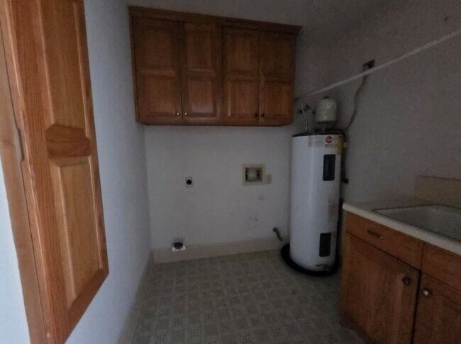 Building Photo - FOR LEASE!!