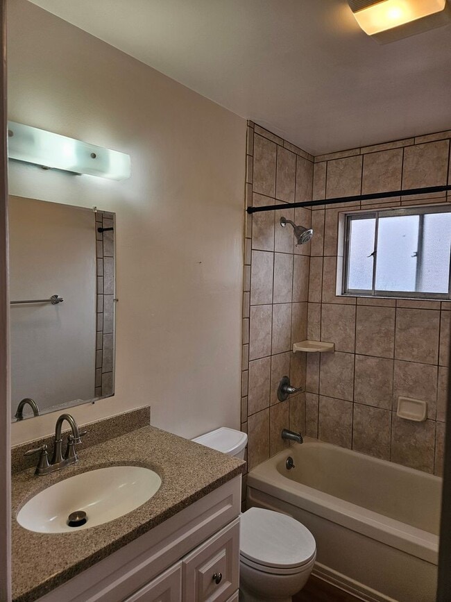 Building Photo - MOVE IN SPECIAL: Charming 2 Bedroom/1 Bath...