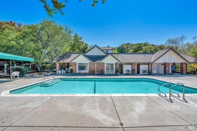 Building Photo - 16 Tudor Ct